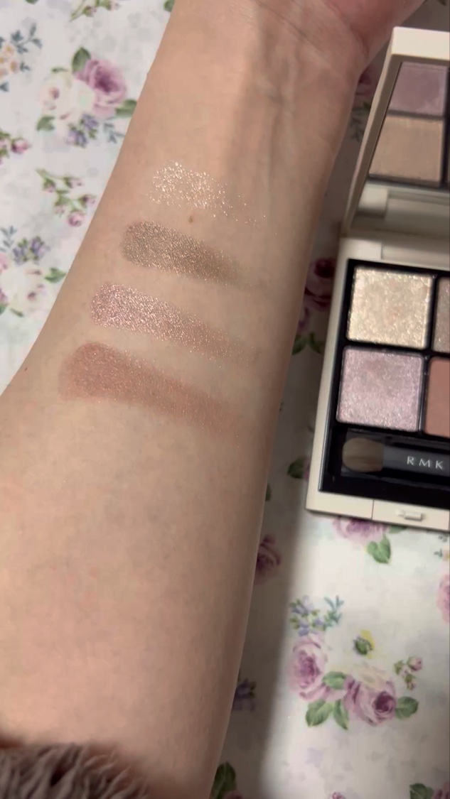 RMK RMK シンクロマティック アイシャドウパレットのクチコミ「
🐈‍⬛RMK シンクロマティック アイシャドウパレットEX-18ナイーブ ナイツ🐾


見た.....」（2枚目）