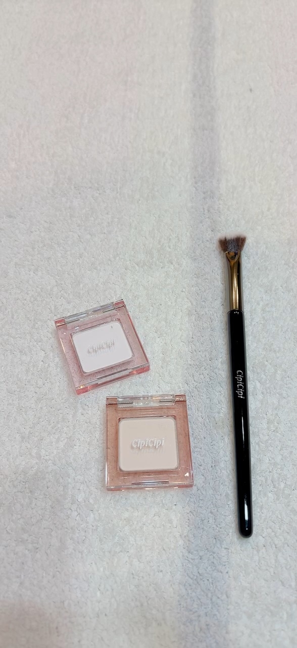 ♡
♡
♡
CipiCipi
シピシピ　ヒアルマットハイライター
01ヒアルピンク
02ヒアルベージュ
ハイライトブラシ

✨お気に入りコスメ紹介✨

最近ずっと使ってる アイテム💫
マットなのにふわっと明るく✨
パール感じゃなくて、
自