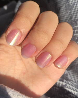 Revlonネイルエナメル215💅💎
偏光パールがとても可愛くて、見る角度によって色が変わるのがとてもツボ(*´`*)
色も派手すぎず、どんな時でも付けられそうな汎用性の高さが気に入りました☁️
Rev