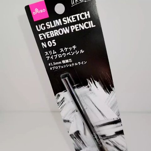 100均の中でも色々 浮気したけどやっぱりこれ
────────────
＃スリムスケッチアイブロウペンシル
U R GLAM

書きやすい
極細芯
このダークブラウンの色がお気に入り

気になってる方 是非チェックしてみてください
＃DA