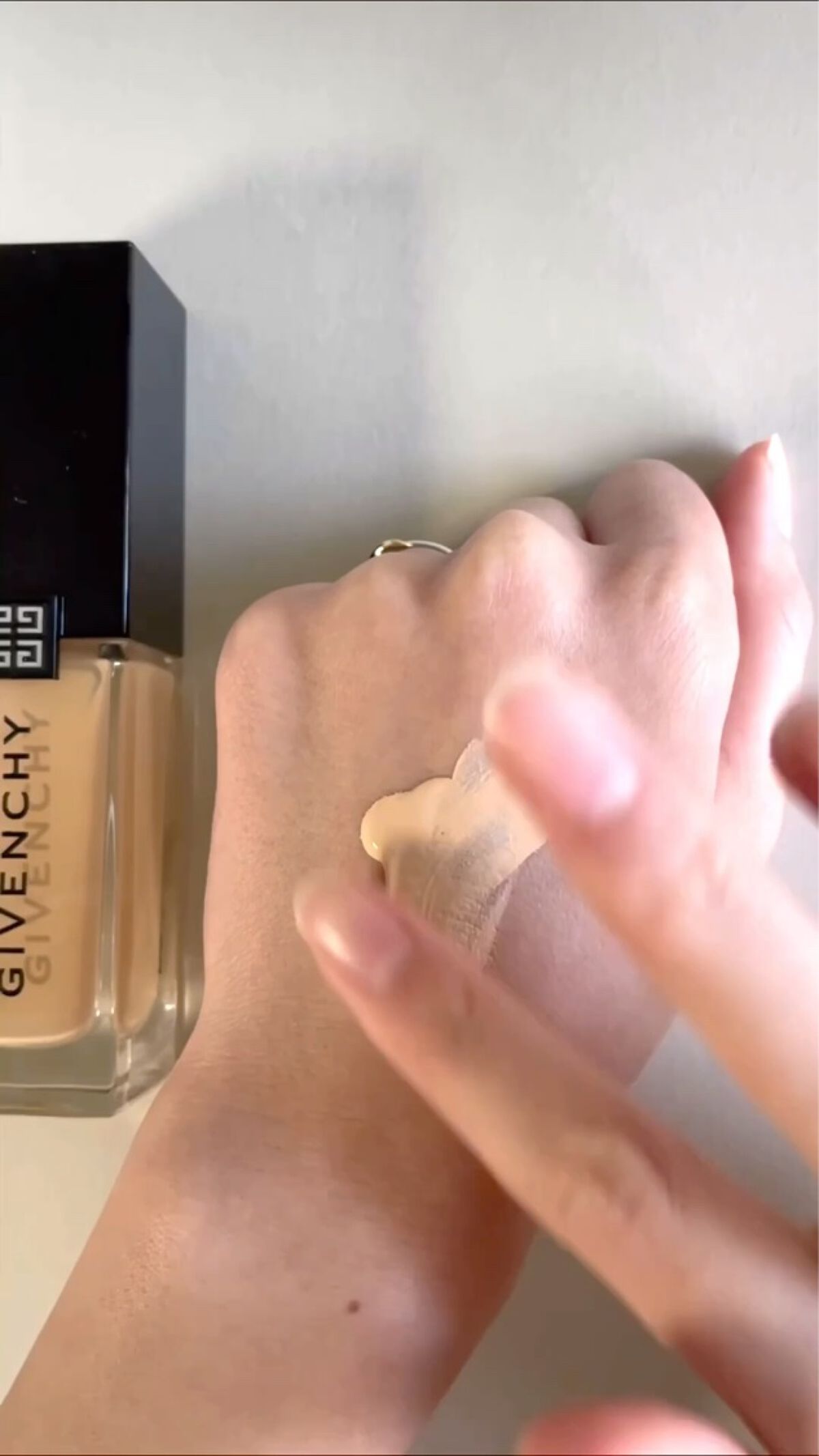 プリズム・リーブル・スキンケアリング・グロウ/GIVENCHY/リキッドファンデーションの動画クチコミ1つ目