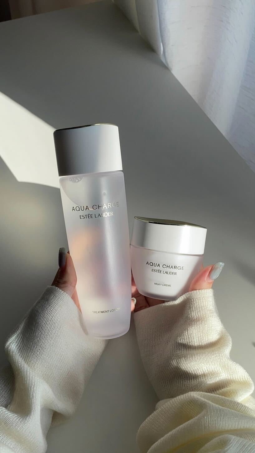 季節の変わり目って
乾燥によってゆらぎやすい時期だよね...

そんな時期に推したい
肌の基礎を考えた丁寧なスキンケアを紹介〜

エスティ ローダー
アクア チャージ
薬用 トリートメント ローション〈医薬部外品〉
200mL 7,590円