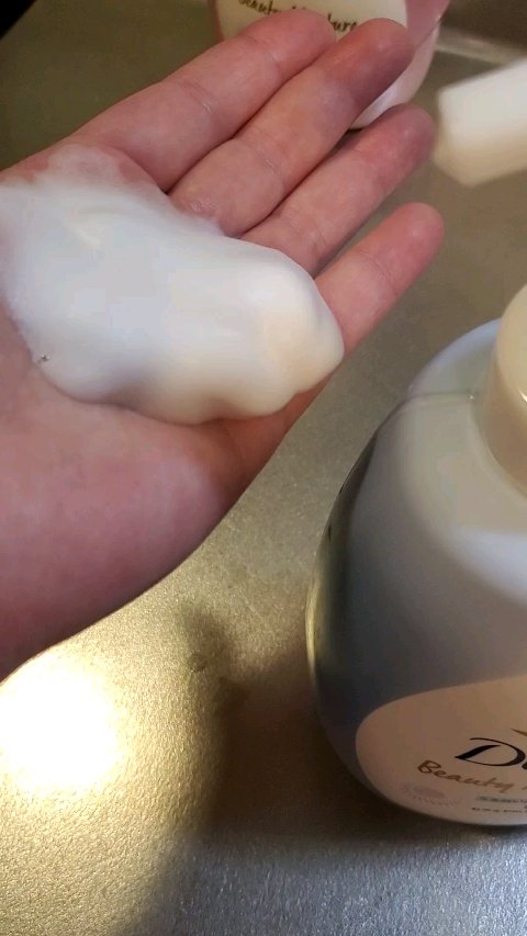 ビューティーモイスチャー 泡ボディウォッシュ つややか/ダヴ/ボディソープの動画クチコミ3つ目