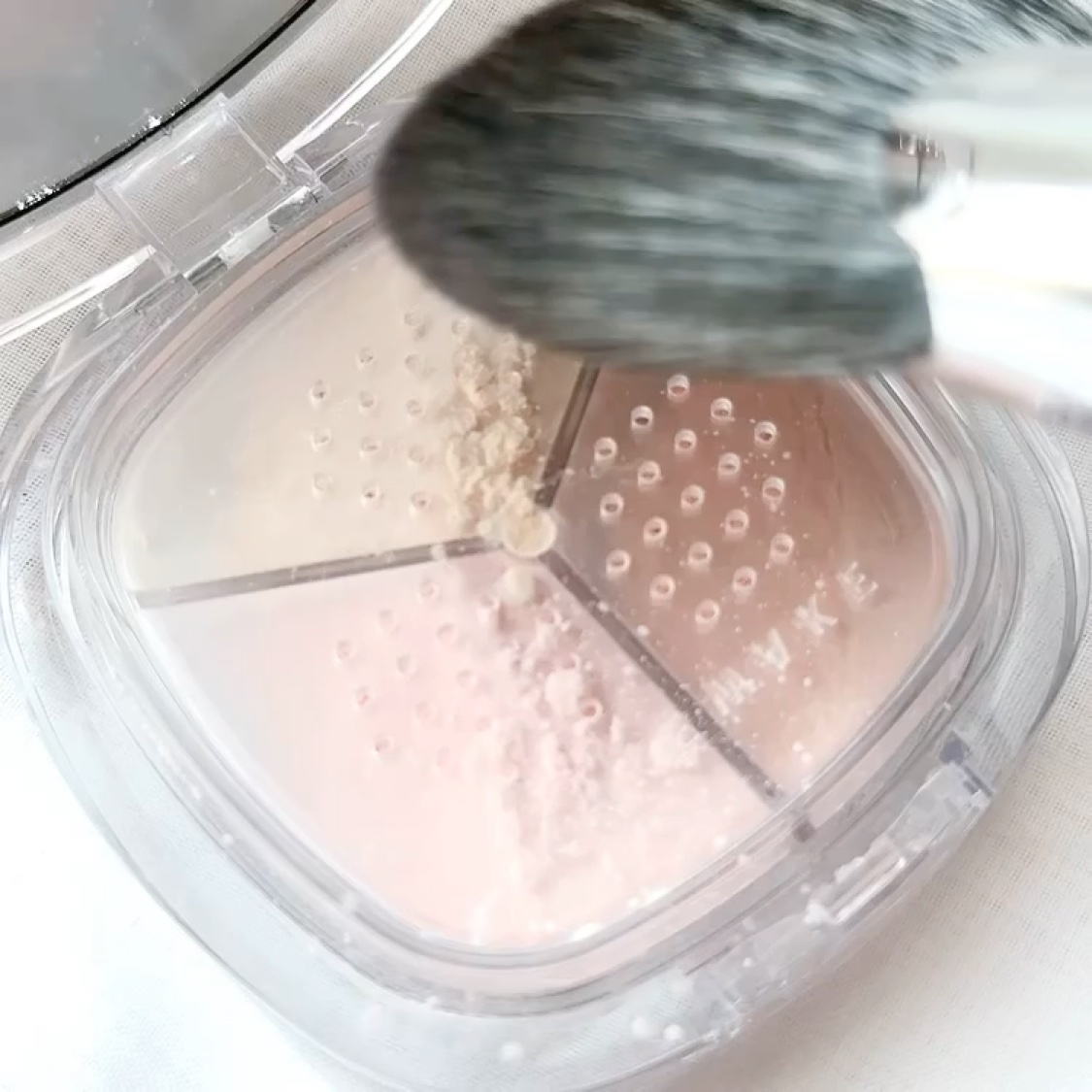 ステイフィクサーマルチカラーパウダー 03 サテンピンク/wakemake/ルースパウダーを使ったクチコミ（3枚目）