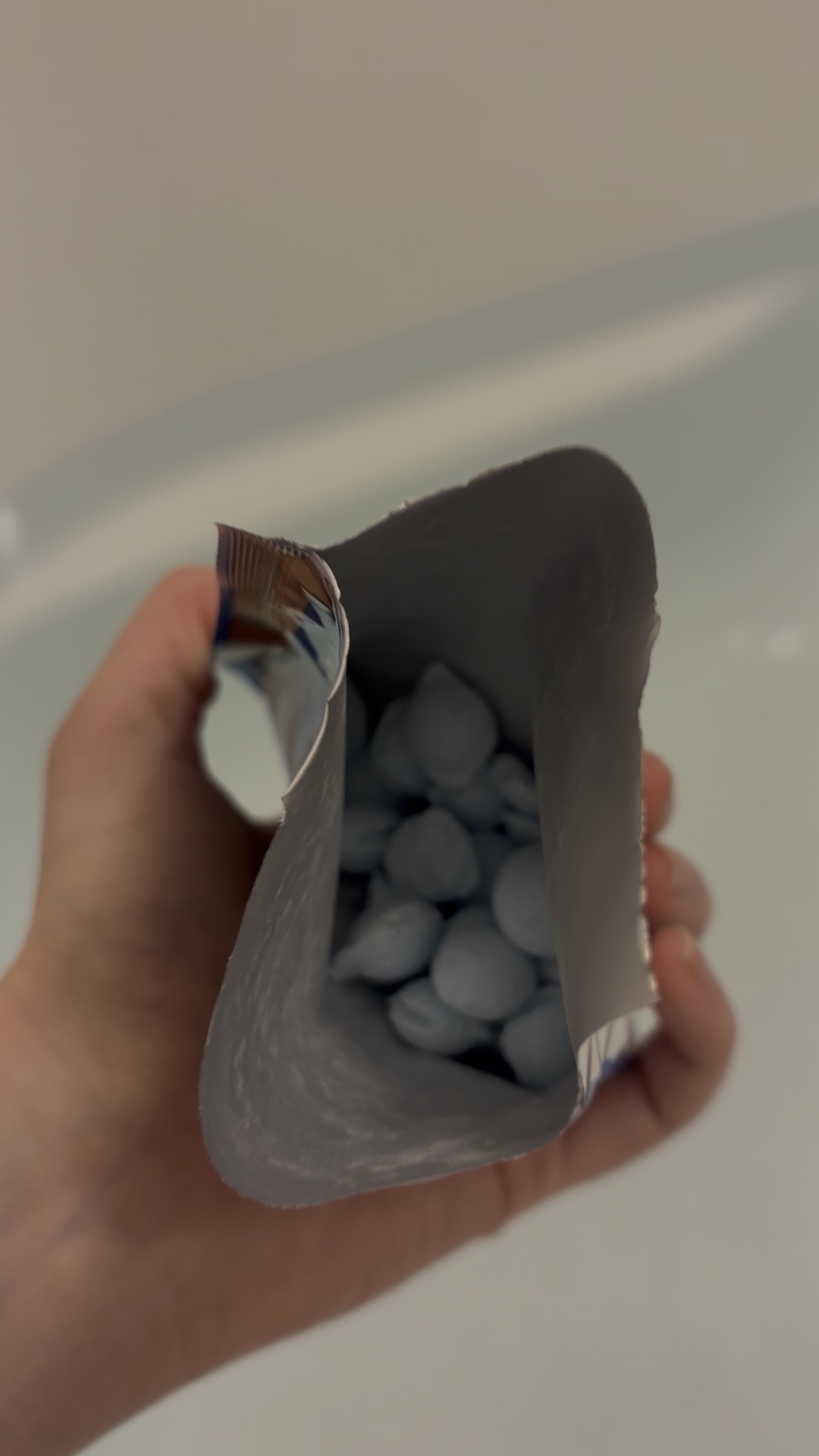 バスクリン
日本の名湯 夢ごこち 大分長湯

ブラックフライデー購入品💰


大分長湯
久住山麓の丘陵地に沸く湯の里。爽やかな青空を連想させ
る甘酸っぱいラムネの香り。

透け感のある青色系で空の色のようなスカイブルーでした！


香りも