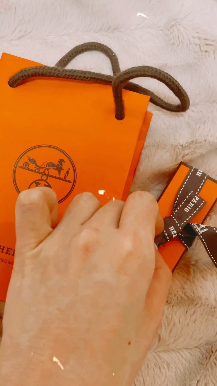 ルージュ エルメス ボーム ドゥ ソワン プール レ レーヴル/エルメス/リップバームの動画クチコミ4つ目