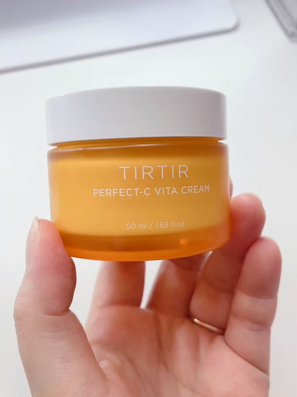 韓国コスメTIRTIR  新作
パーフェクトビタクリーム🍊

#はじめての投稿 #動画でスウォッチ #韓国_スキンケア 
【使った商品】TIRTIR パーフェクトビタクリーム
【商品の特徴】ビタミンたっぷり
【肌質】乾燥肌
【テクスチャ】