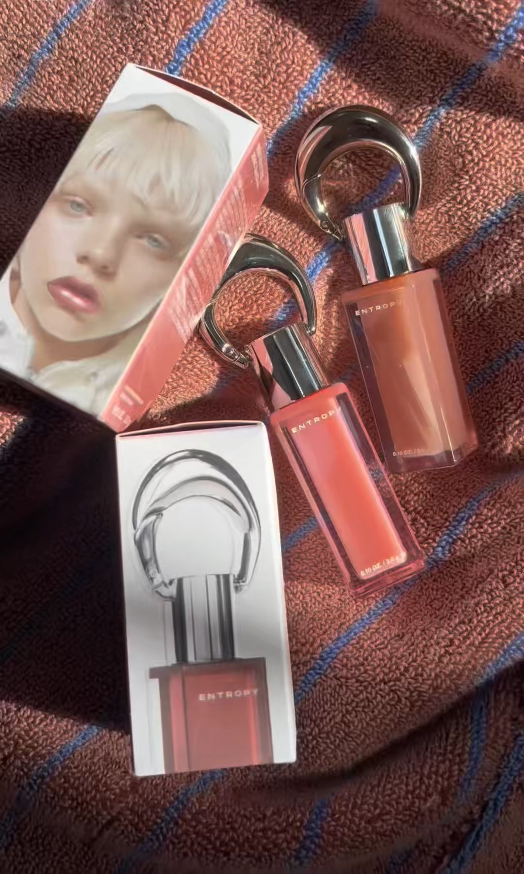 ⚪️ENTROPY⚪️
@entropy.jp 

キーリング一体型のチャームティント✨

とろけるプランプ感で縦じわカバーして
ぷるんとしたツヤめきリップに💖

高保湿オイルベースで潤いが長く続く✨
発色の良さとベタつかない使用感が好き