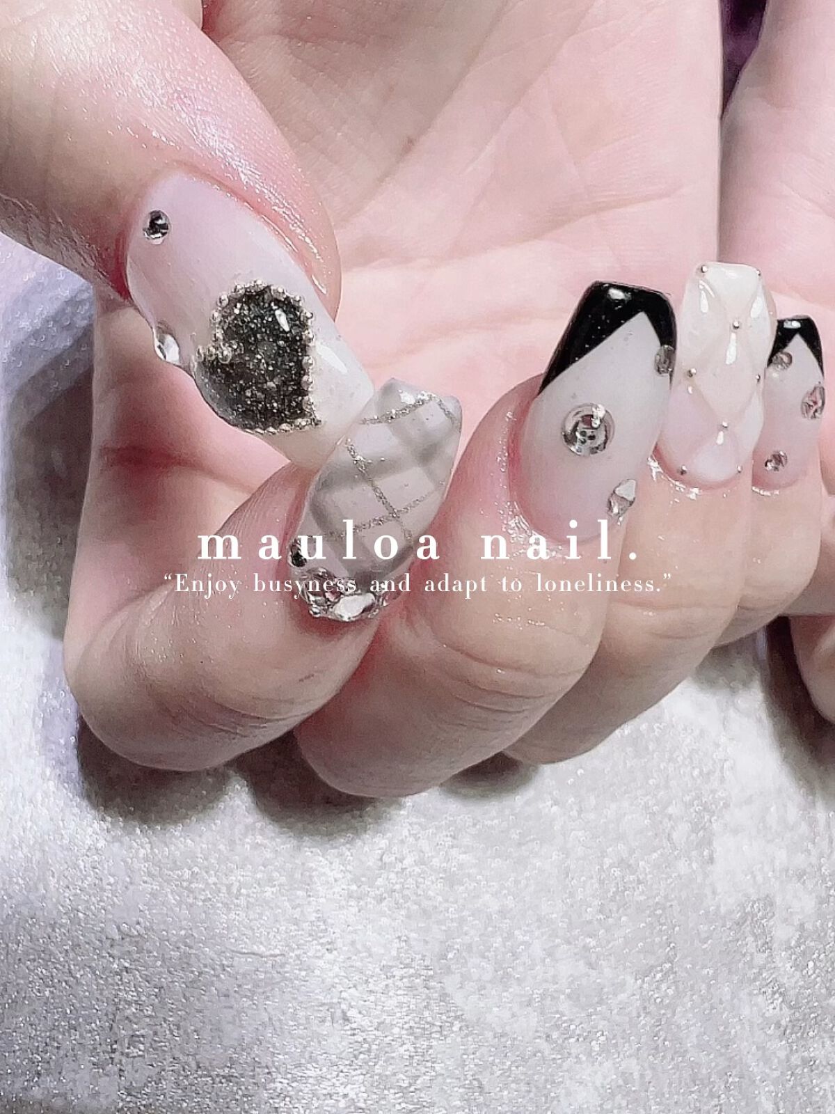 #ネイル,#冬ネイル,#アートネイル,#海ネイル,#ミラーアートネイル,#ニュアンスネイル,#くすみカラーネイル,#サマーネイル,#ジュエリーネイル,#ミラーネイル,#牛柄ネイル,#スタッズネイル,#太陽ネイル,#天王寺ネイル,#シンプルネイル,#コミック柄ネイル,#結晶ネイルのネイルデザイン