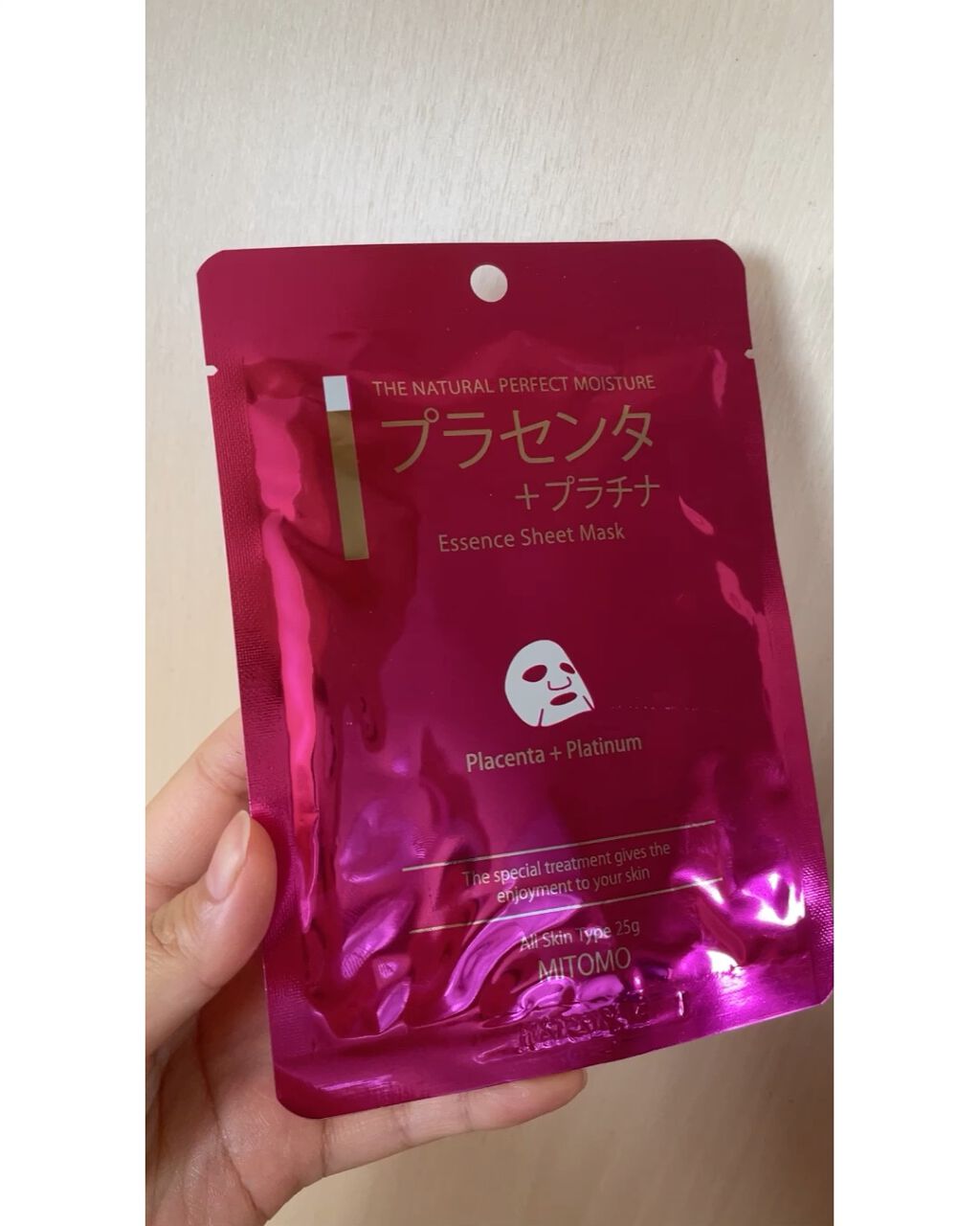 MITOMO プラセンタプラチナエッセンスマスクのクチコミ「
見たことないパックでしたが

使用してみるとめちゃくちゃよかったです！


美容液がたっぷり.....」（1枚目）