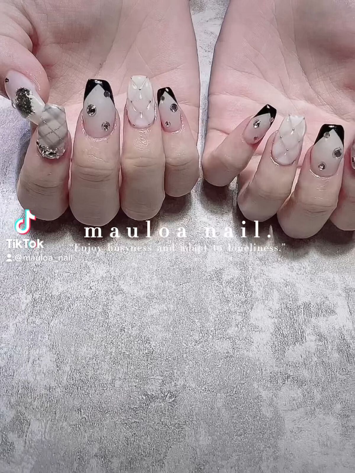 #ネイル,#冬ネイル,#アートネイル,#海ネイル,#ミラーアートネイル,#ニュアンスネイル,#くすみカラーネイル,#サマーネイル,#ジュエリーネイル,#ミラーネイル,#牛柄ネイル,#スタッズネイル,#太陽ネイル,#天王寺ネイル,#シンプルネイル,#コミック柄ネイル,#結晶ネイルのネイルデザイン