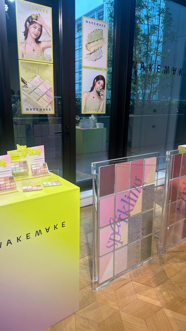 \ WAKEMAKEパレットはこう使う！ /
このパレットだけで全顔いけちゃう😲
ヘアメイクの george828 さんが
WAKEMAKEの新色パレットの使い方教えてくれたからわたしもこの塗り方でやっ