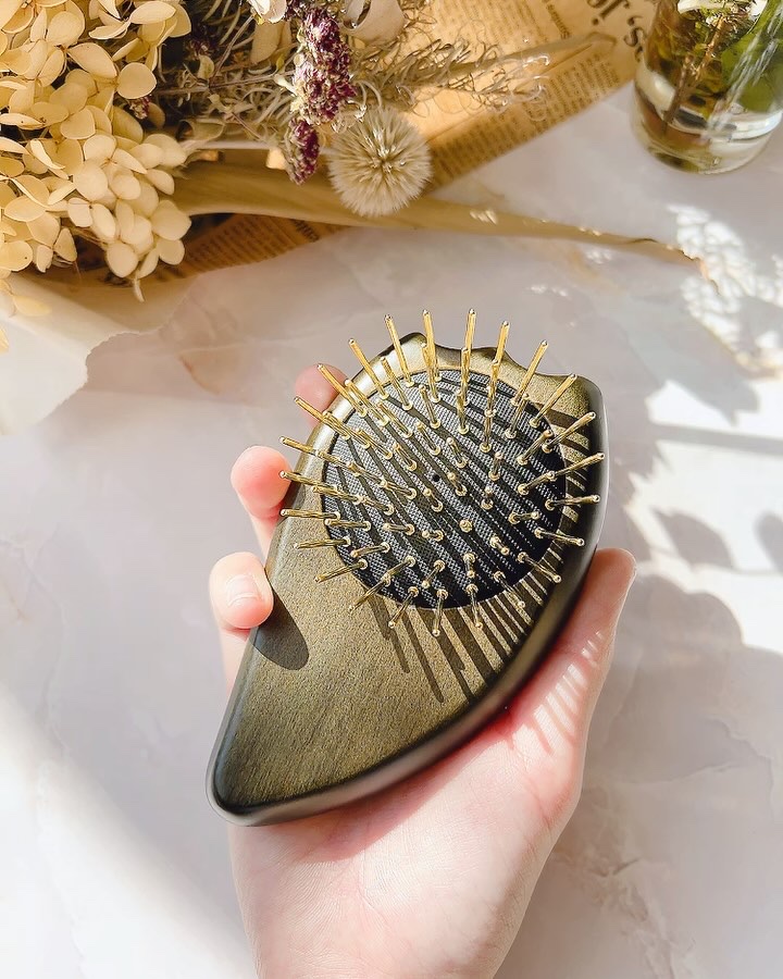 プレミアム FOX カッサ ゴースト ヘアブラシ ブラック/SNOW FOX SKINCARE/ヘアブラシを使ったクチコミ（3枚目）