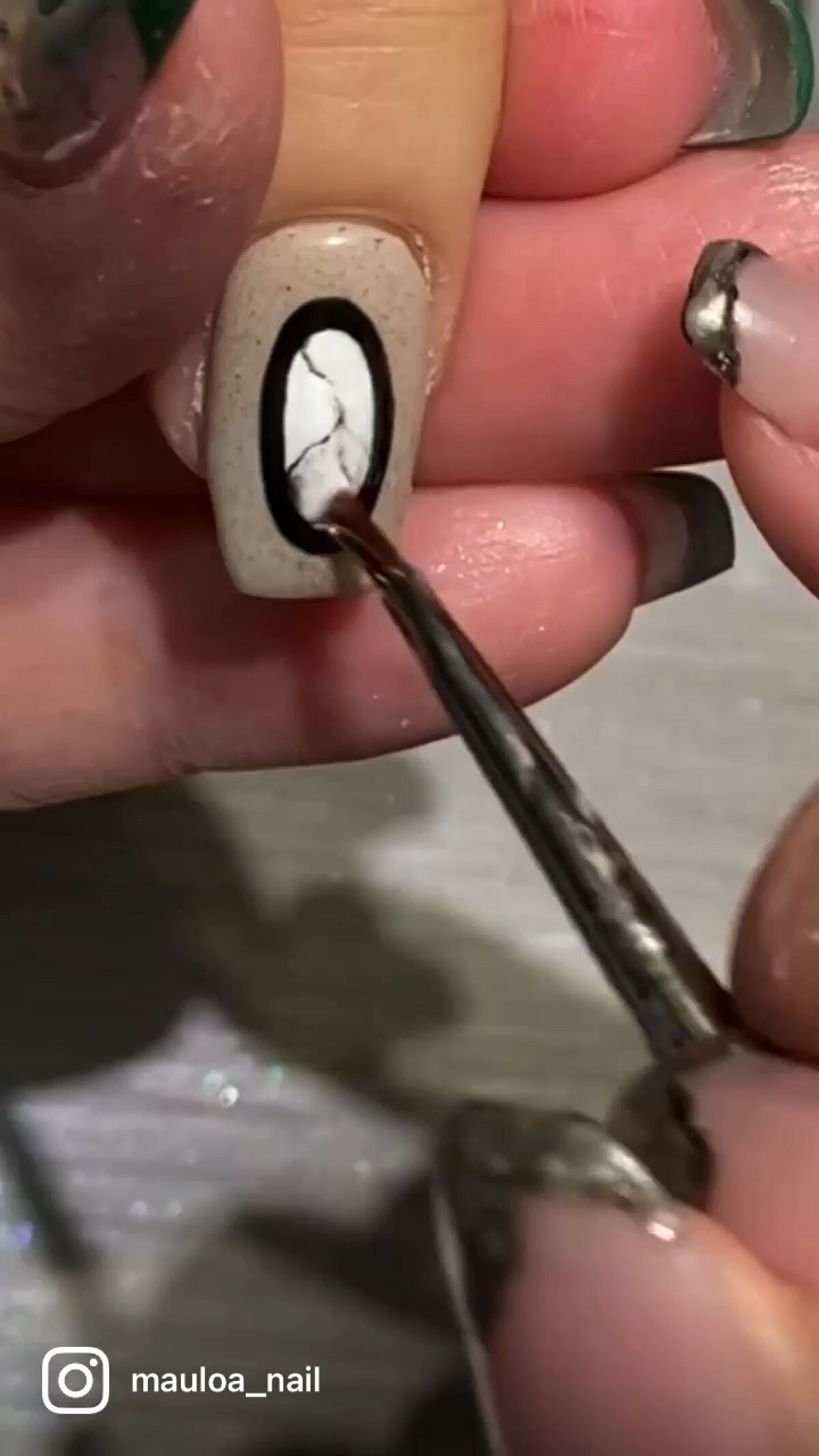 #ネイル,#夏ネイル,#アートネイル,#海ネイル,#ミラーアートネイル,#ニュアンスネイル,#くすみカラーネイル,#サマーネイル,#ジュエリーネイル,#ミラーネイル,#ハワイアンジュエリーネイル,#サンドジェルネイル,#太陽ネイル,#天王寺ネイル,#シンプルネイル,#タイル柄ネイル,#モロッカンタイルネイルのネイルデザイン