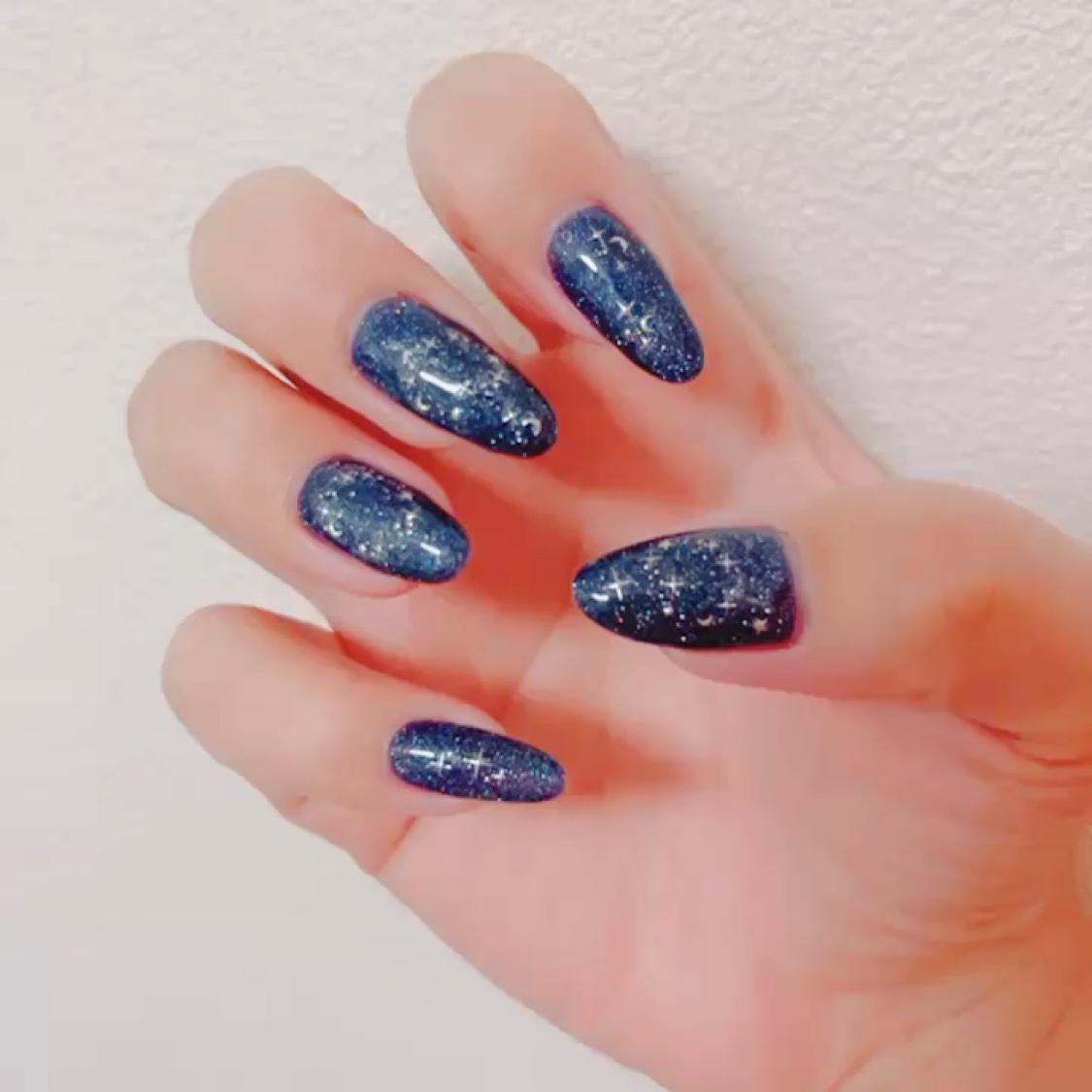 夜空🌌キラキラネイル💅✨

動画で見ると綺麗にステッカーも見えて可愛いです🫶

実物見るとフラッシュマグのせいもあってステッカーのキラキラがかき消される勢いでよく見ないと見えないくらい分からない😭

ここまで自爪を伸ばせたのはセルフ