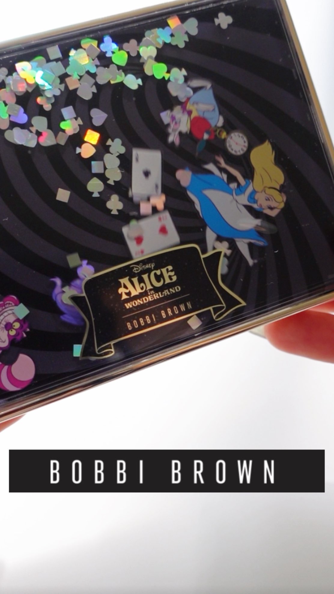 ふしぎの国のアリス🐰にインスパイアされた、限定コレクション💖

ボビイ ブラウン
アリス イン ワンダーランド アイシャドウ パレット

見た目の可愛さだけじゃなくて
意外に使いやすいカラーが8色入ってるの

11月14日（土）数量限定