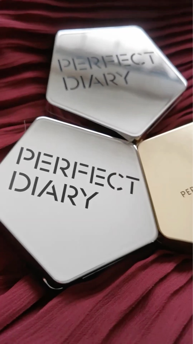 スターダストダイヤモンドハイライトパウダー/PERFECT DIARY/パウダーハイライトを使ったクチコミ（1枚目）