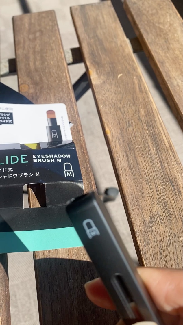 スライド式アイシャドウブラシ/セリア/メイクブラシの動画クチコミ4つ目