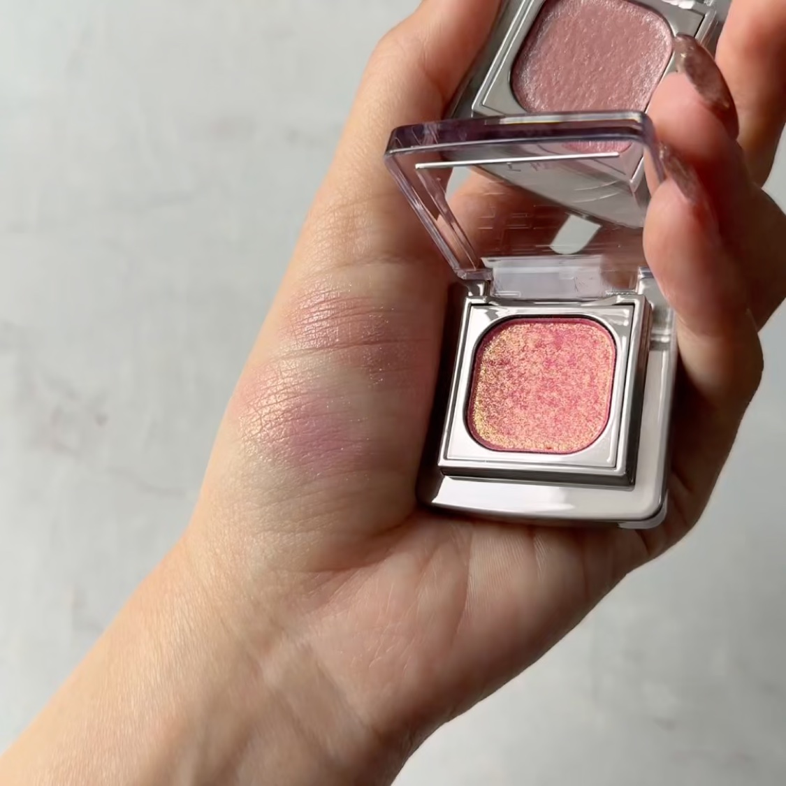 Luminous Baked Eyeshadow/CHEERYEP/単色アイシャドウの動画クチコミ1つ目