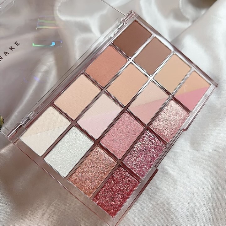 ソフトブラーリングアイパレット/wakemake/アイシャドウパレットを使ったクチコミ（2枚目）