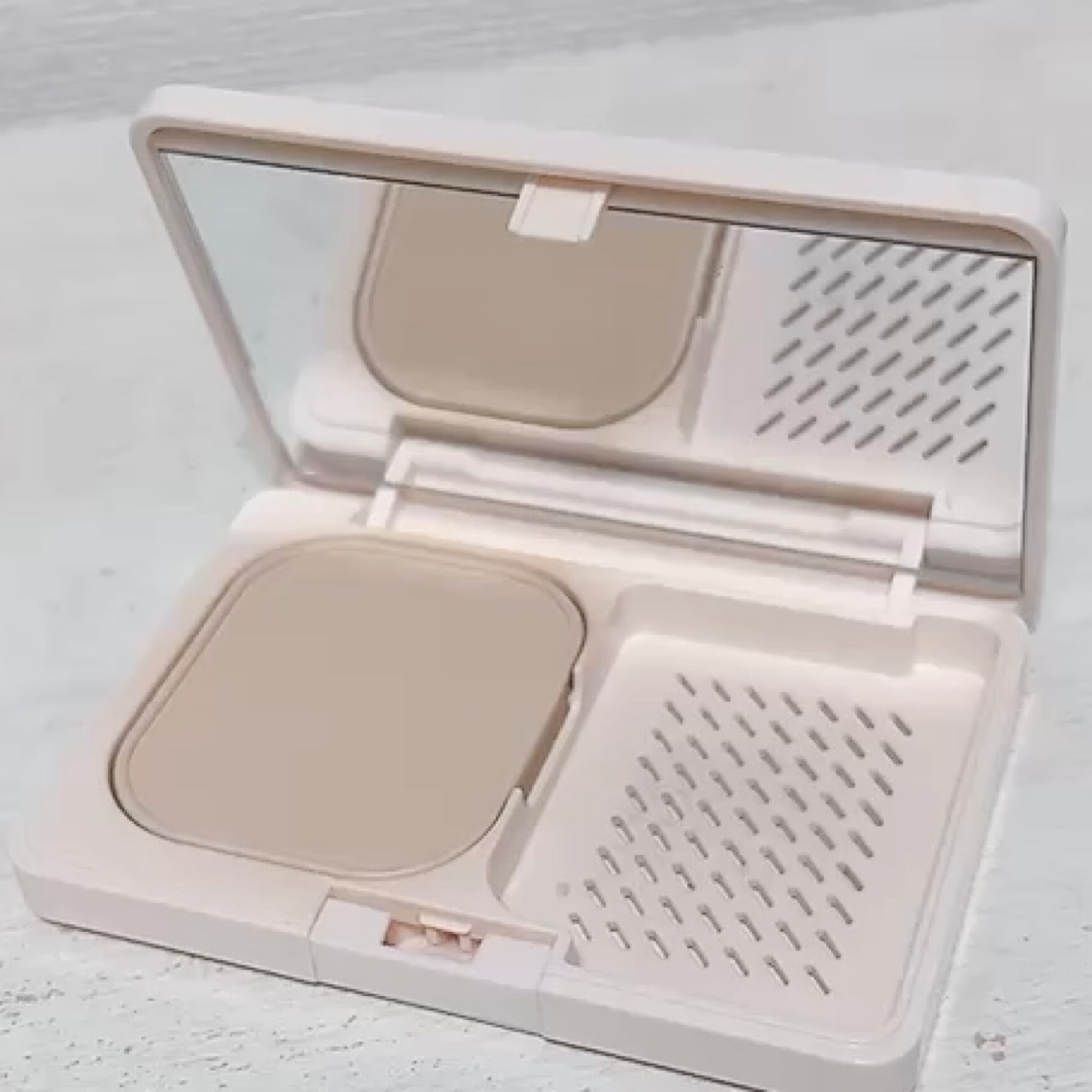 ミニパウダーブラシ/AMRITARA/メイクブラシの動画クチコミ1つ目