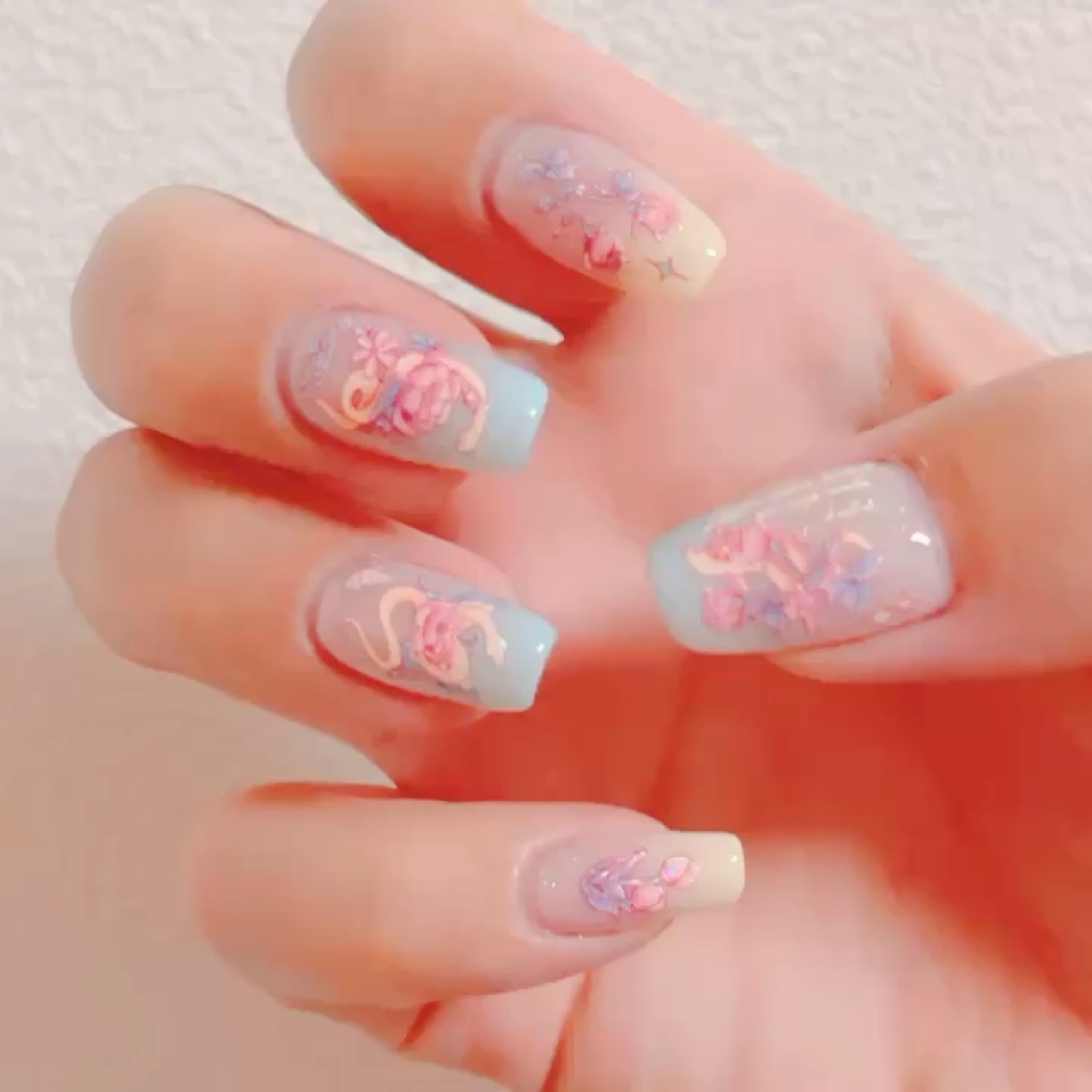 ジェルネイル🩵💛

このネイルステッカーが可愛すぎて買った時から早く使いたかったのですが、やっと使うことが出来ました💖

商品画像のデザインを参考にジェルのカラーも決めたのですが、可愛すぎて大正解💮💯

スクエアの方が強度が強く整