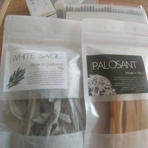 お香屋さんの福袋❤️
お線香の香りアソートや、
浄化用のハーブ。