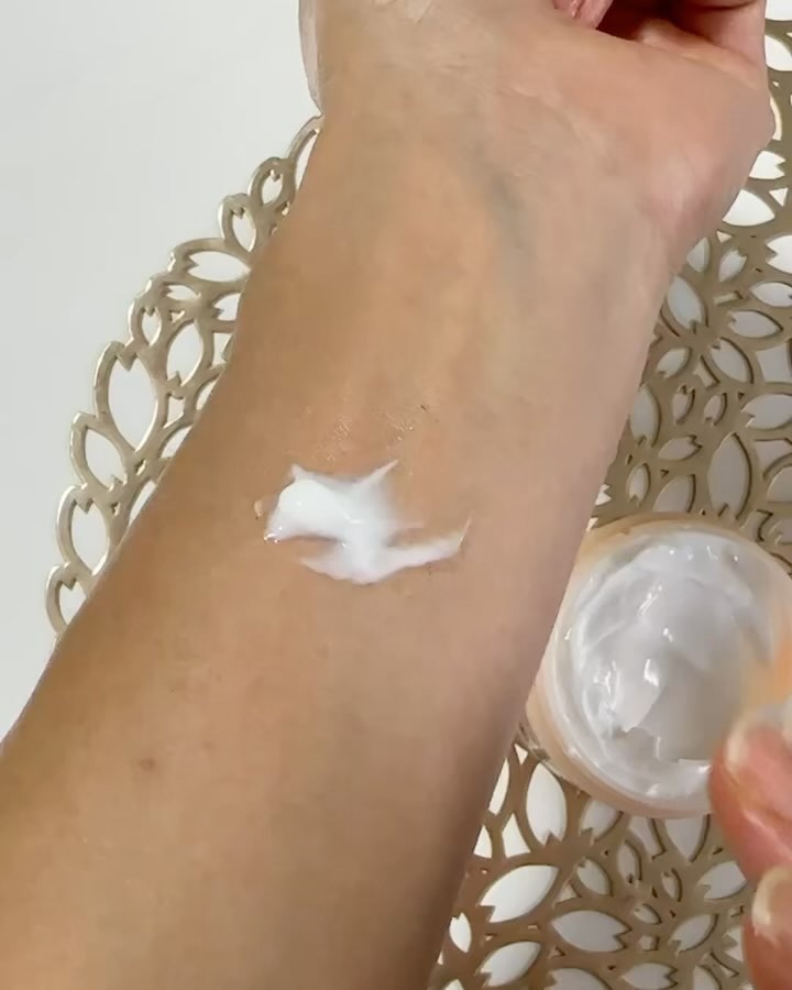 ヌード ワン フレグランスボディクリーム/ヴァシリーサ/ボディクリームの動画クチコミ4つ目