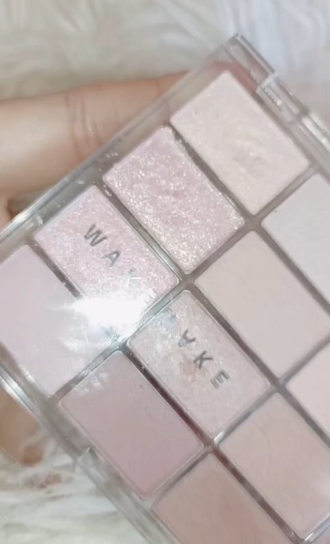 



wakemake 🩷💎
ソフトブラーリングアイパレット


🌟 人気の理由

1. 絶妙な色設計で使いやすい
色の組み合わせがバランスよく、グラデーションが作りやすいから、初心者でもプロっぽい目元に仕上がるって評判✨ 

2.