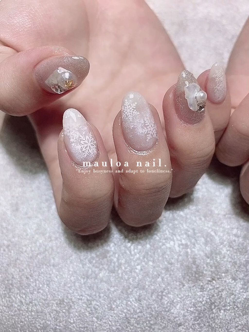 #ネイル,#雪の結晶ネイル,#秋ネイル,#アートネイル,#冬ネイル,#スワロネイル,#ニュアンスネイル,#くすみカラーネイル,#サマーネイル,#ミラーネイル,#綺麗めネイル,#セルフネイル,#パールネイル,#白グラデネイル,#ホワイトネイル,#シンプルネイル,#シルバーネイル,#スノーネイルのネイルデザイン