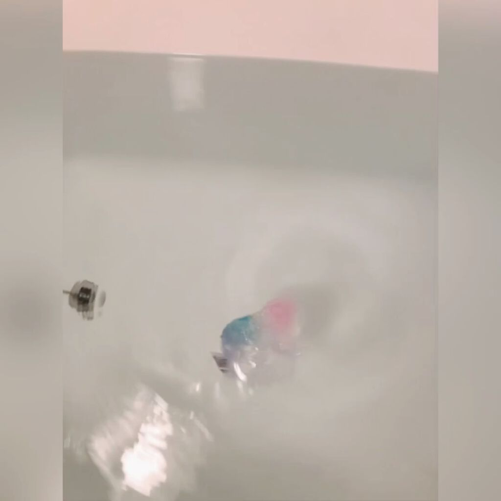 フォロー ザ ホワイトラビット（バスボム）/ラッシュ/炭酸系入浴剤を使ったクチコミ（3枚目）