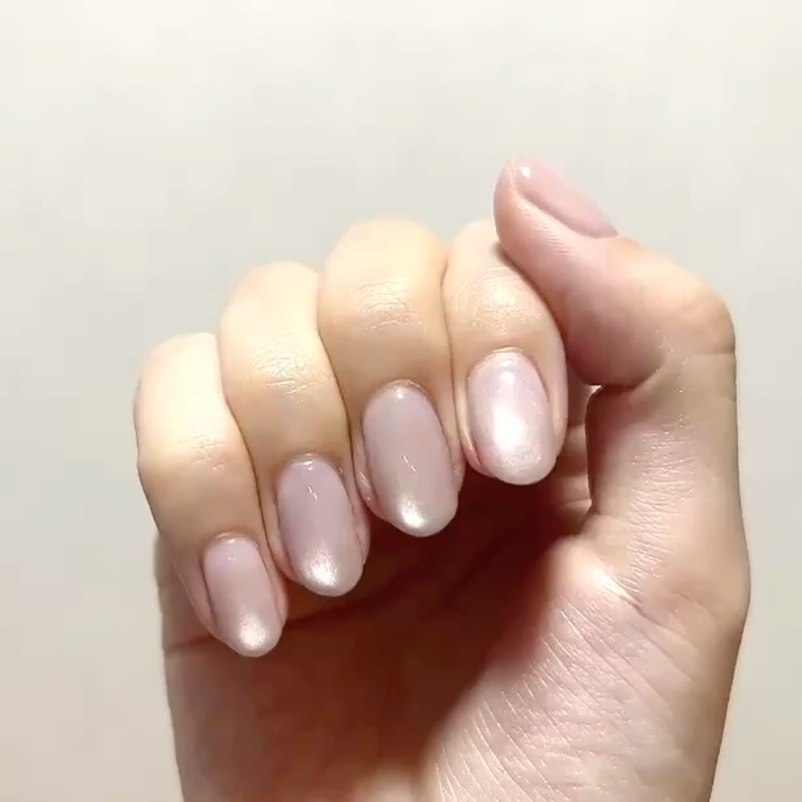 ちゅるちゅるシャーベット風ジェルネイル🧊

今回のネイルは、乳白色に近いベージュの上から、キャンドゥのマグネットジェルのパールアイリスを薄く1度塗りして、光を中心に寄せて硬化しています💅

この場合だとマグネットは薄いくらいがちゅるんと