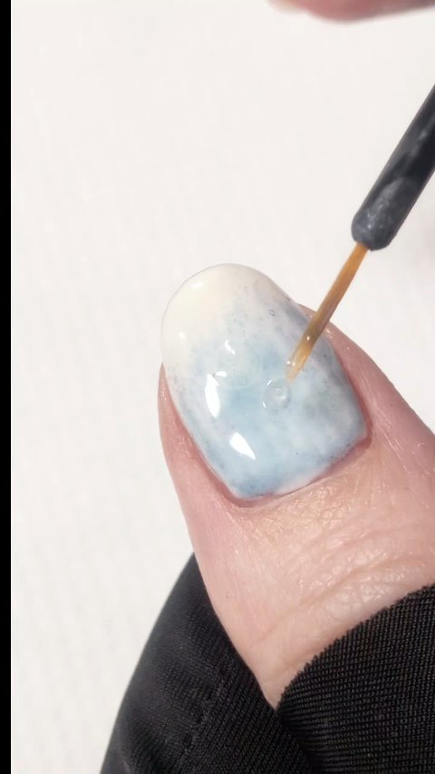 ✨水面ネイルのやり方、紹介しちゃいます🌊💅

先週ご紹介した水面ネイル🌊
「どうやってるの？」と思った方もいたと思うので、やり方まとめました📝

工程はシンプルだけど、実はスピード勝負！⏱️
ベースカラーはしっかりコントラストを出す