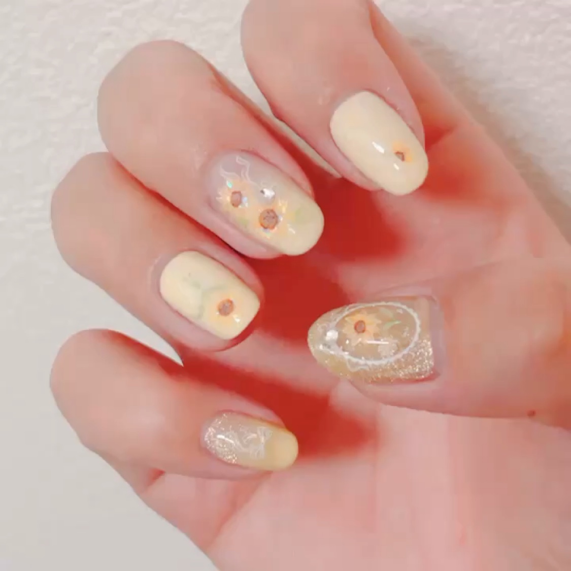 夏の向日葵ネイル💅🌻

ジェルの色味もネイルシールもめちゃくちゃ可愛い💛

スタンピングジェル？をトップコードで薄めて塗りやすいようにしたのですが、もっとクリアを混ぜないと数日経つと割れてしまいました😭

気に入っていただけあって結