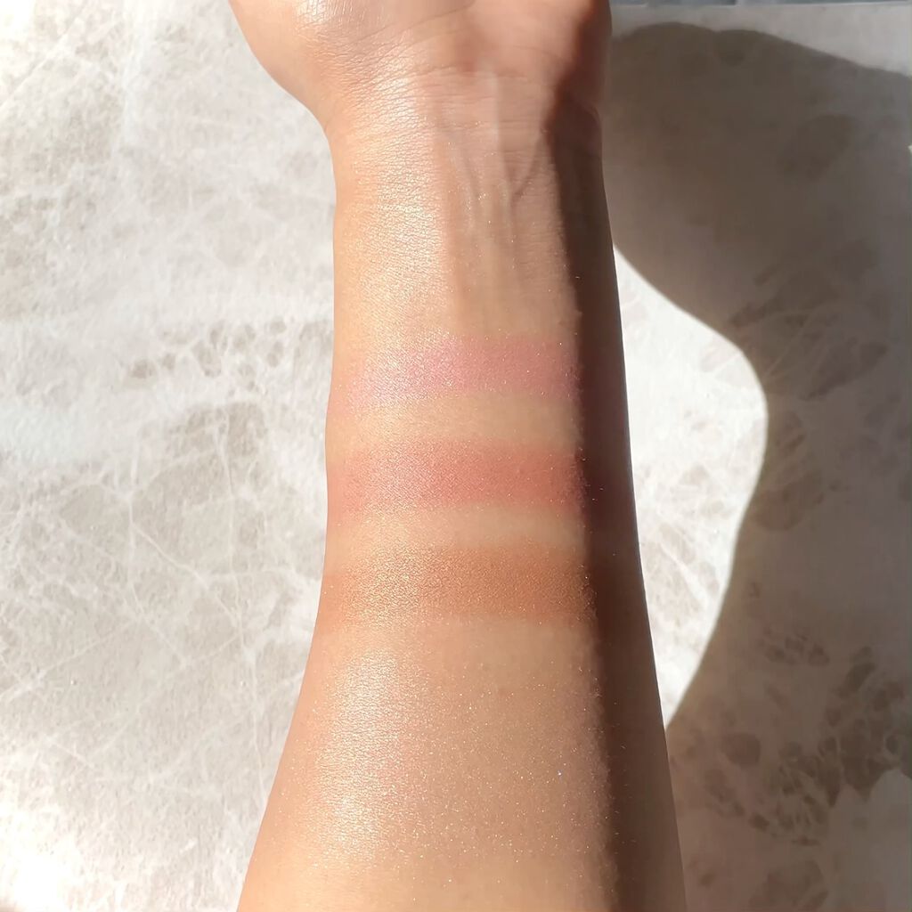 HOURGLASS Ambient® Lighting Edit Face Palette - Universeのクチコミ「🪄👼🏼🕯 Please swipe ➠➠

⚠︎3枚目 スウォッチ動画🎥
⚠︎4枚目 マクロレ.....」（3枚目）