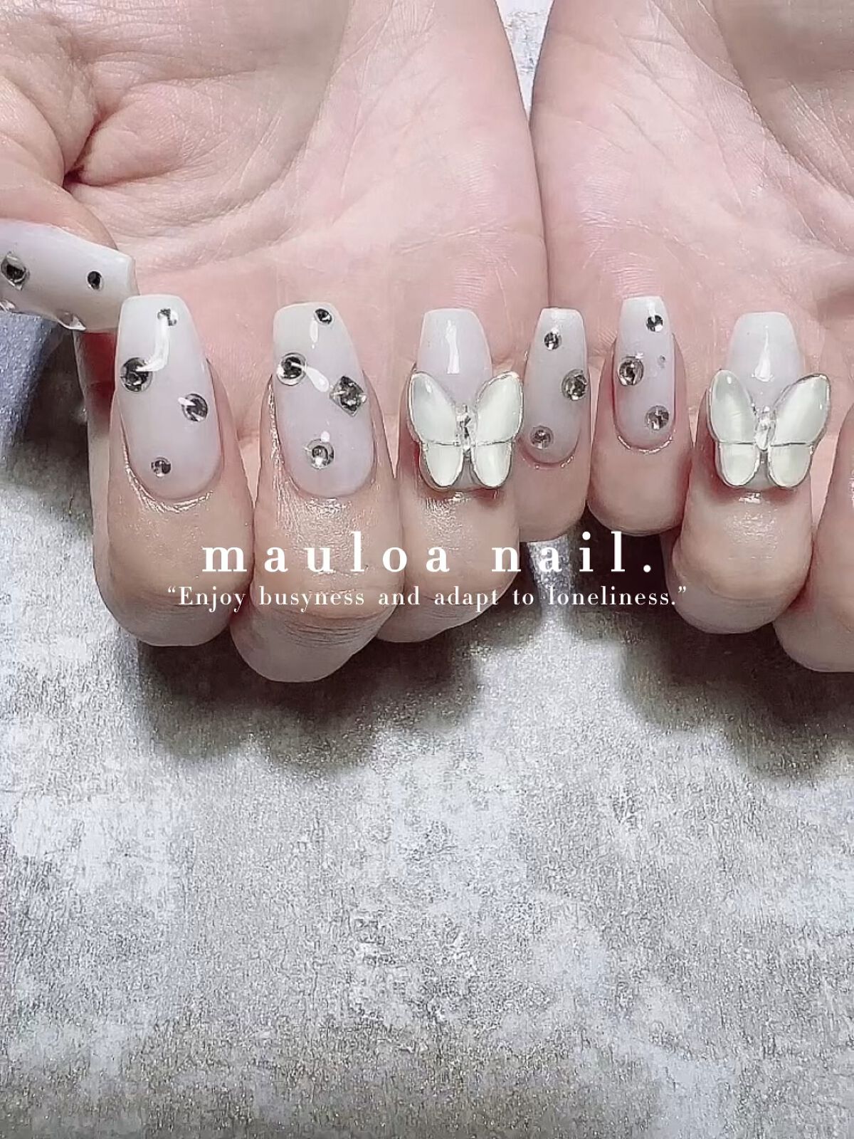 #グリッターネイル,#ネイル,#アートネイル,#冬ネイル,#ウインターネイル,#春ネイル,#白グラデネイル,#ワンカラーネイル,#ミラーネイル,#手書きアートネイル,#ハートネイル,#パーツネイル,#ベージュネイル,#シンプルネイル,#冬ネイル,#天王寺ネイルのネイルデザイン