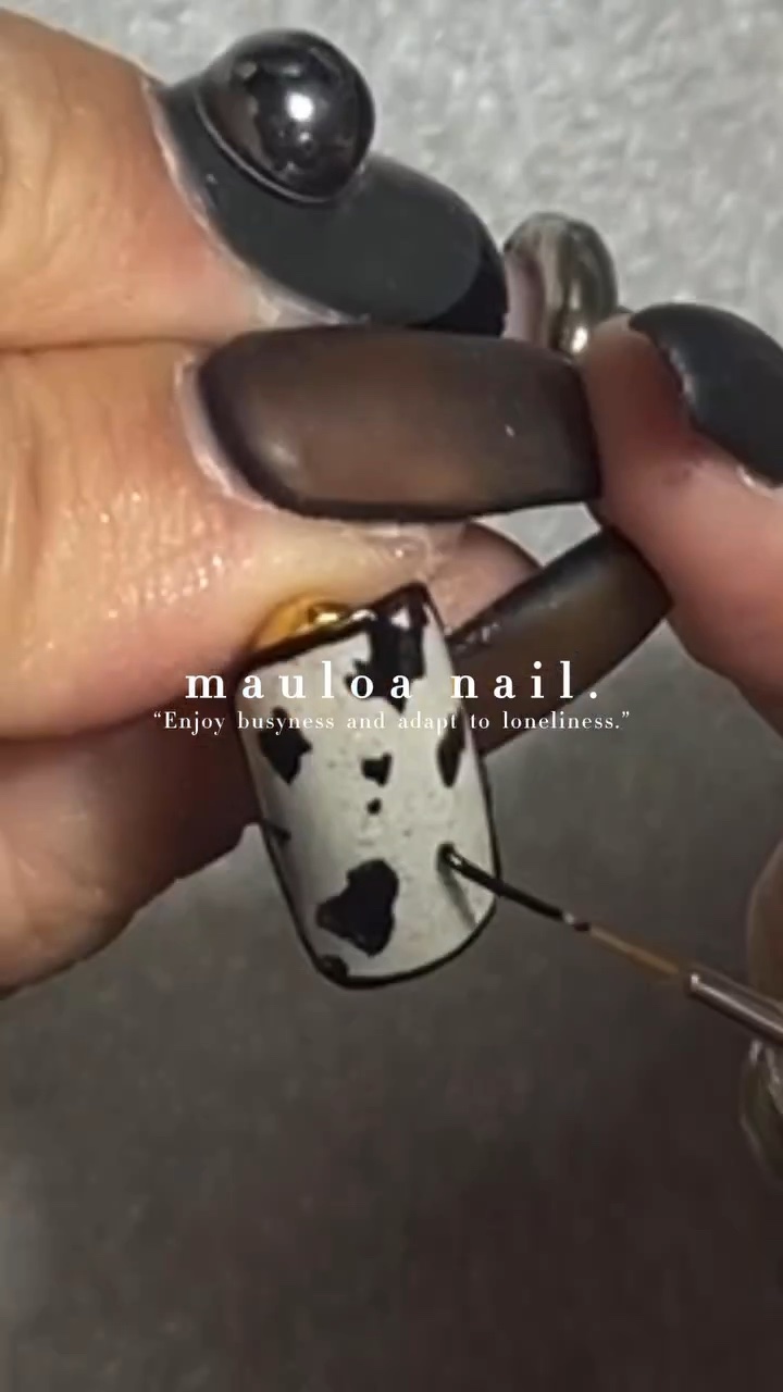 #ネイル,#ワンカラーネイル,#秋ネイル,#アートネイル,#フラッシュネイル,#手書きネイル,#ニュアンスネイル,#くすみカラーネイル,#シルバーネイル,#アニマルネイルネイル,#マグネットネイル,#マットネイル,#グレーネイル,#天王寺ネイル,#シンプルネイル,#牛柄ネイルのネイルデザイン