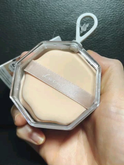 メイクアップパフ（花形、２個、専用ケース付）/DAISO/パフ・スポンジの動画クチコミ3つ目