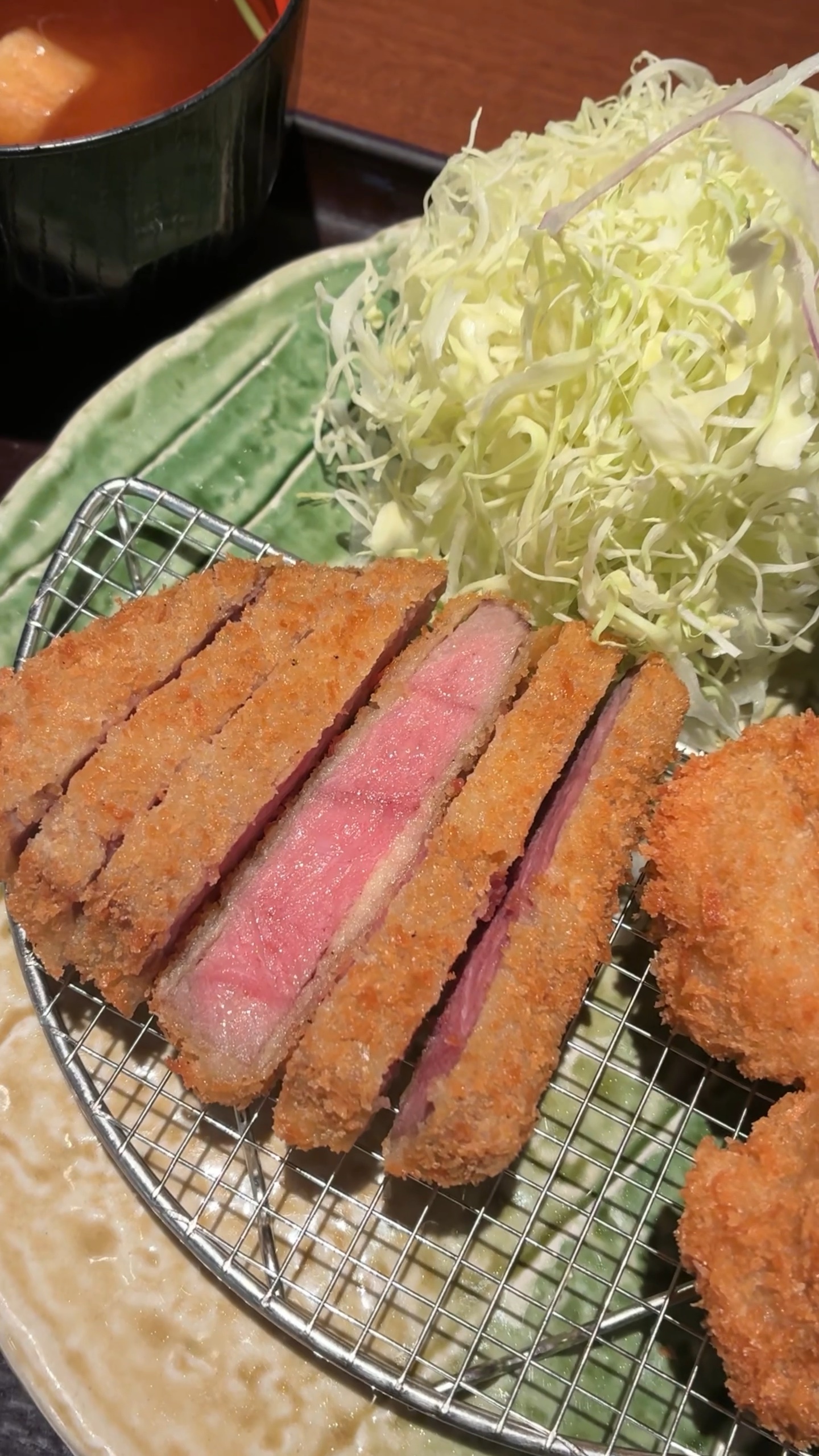 ほかにも東京グルメのせてます
見てね @lisa.1656 🍽️✨

牛カツ 京都勝牛
吉祥寺北口店
@gyukatsu_kyotokatsugyu

🥢冬期限定メニュー
牛サーロインカツと帆立カツ膳

衣サクサク、中はジューシーな牛