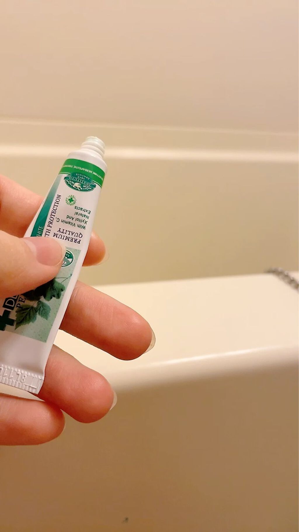 清潔力が良かった~優秀な歯磨き粉だと思います。ミントの香りと緑の色も気に入ってます🎵