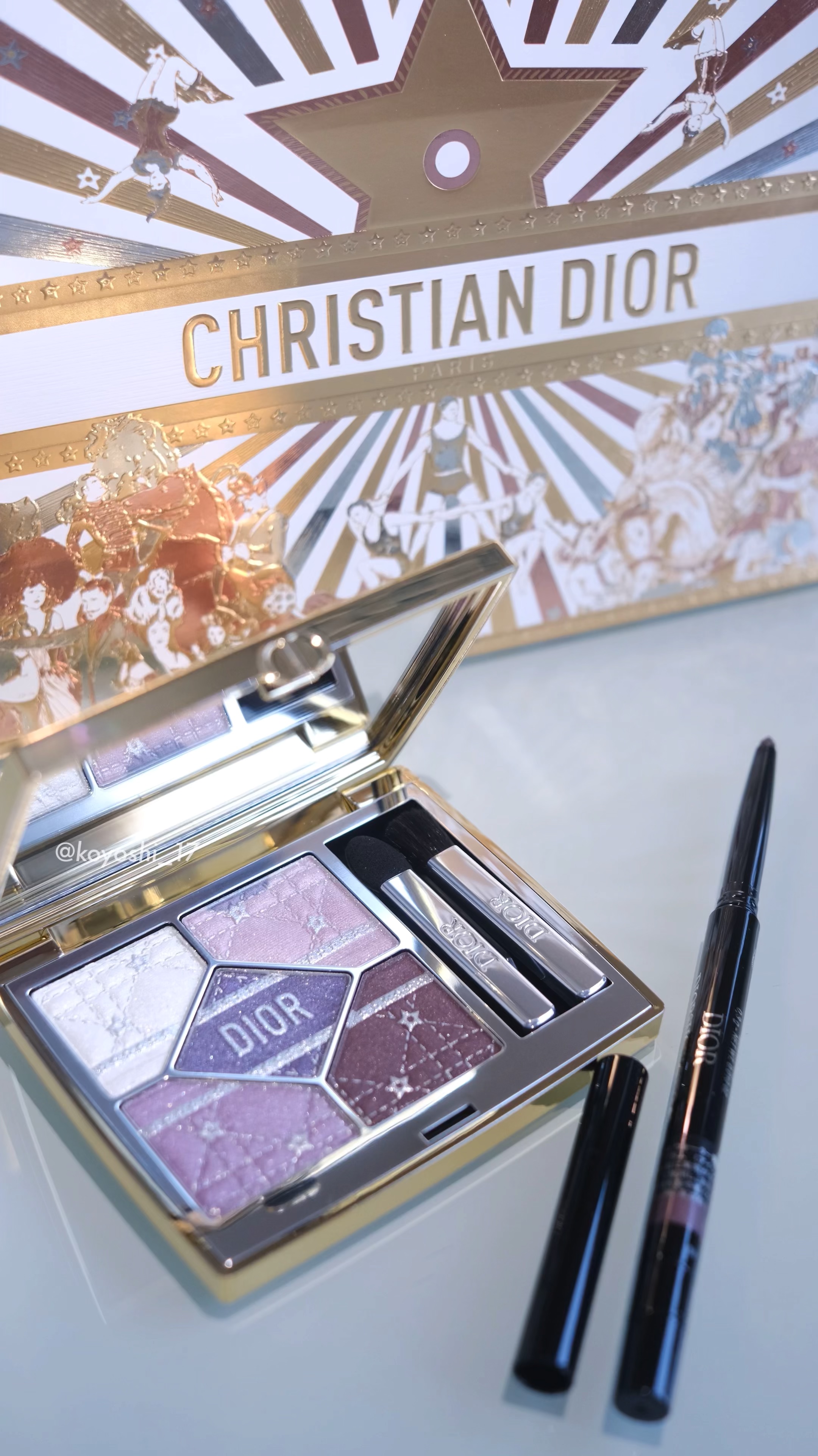 ホリデー限定のサンクとスティロ可愛い〜！
メイクの画像とスウォッチ載せたから見てみてね🫶🏻

••┈┈┈┈┈┈┈•• 

ディオールショウ サンク クルール
912 プラム パレード

くすむかな？と思ったけど綺麗に発色したよ💎

左