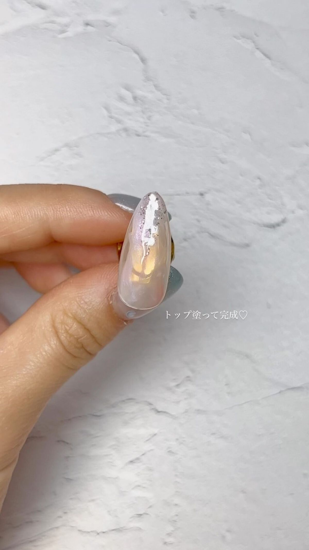 簡単ピンクネイル💅🏻

.

ホワイトとピンク重ねるだけで簡単に出来るから
時間がない時にもおすすめ♡

ラメ重ねればなんとなくいい感じになるのも好き笑

.
使用カラー
ダイソー　シアーホワイト
ダイソー　シマーライトピンク
ダイソー
