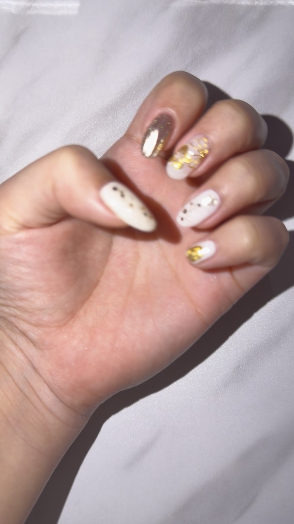 成人式ネイル💅★*

左手ver.

両手でオフ、亀裂補強込で
3時間かかった大作です❕

色々なサイズのラメをふんだんに使ってもらいました！

ベースはパラジェルです。

#成人式 #成人式ネイル #ネイル #ジェルネイル #ジェルネイ