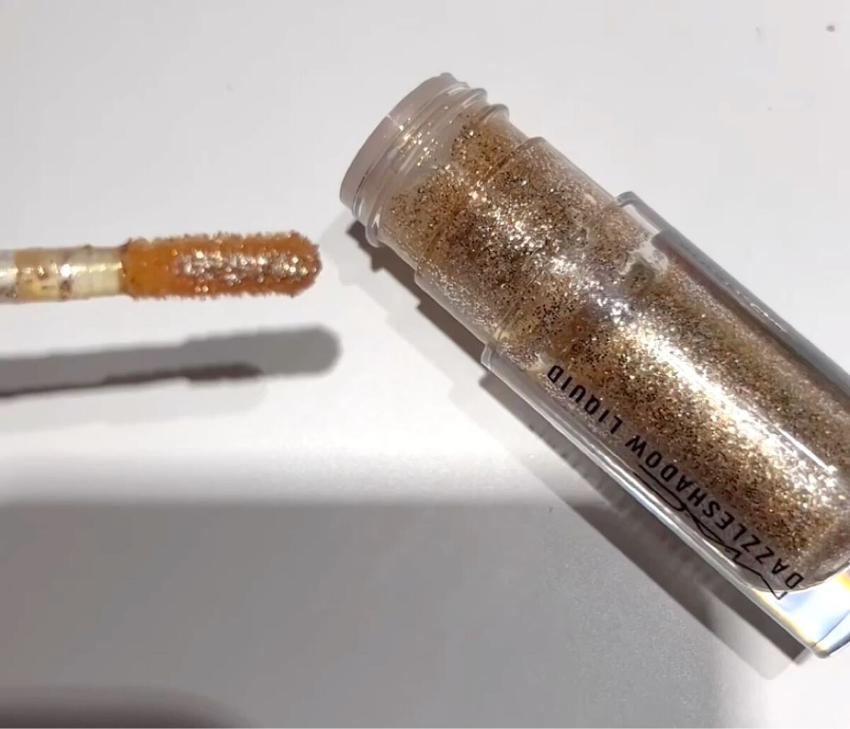 ダズルシャドウ リキッド フラッシュ アンド ダッシュ/M・A・C/リキッドアイシャドウを使ったクチコミ（2枚目）