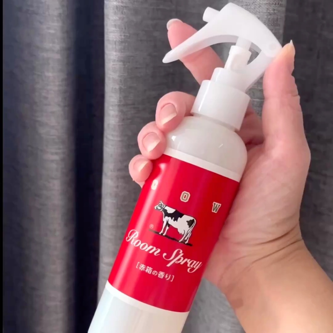 ルームスプレー 赤箱の香り/カウブランド/ファブリックミストの動画クチコミ4つ目