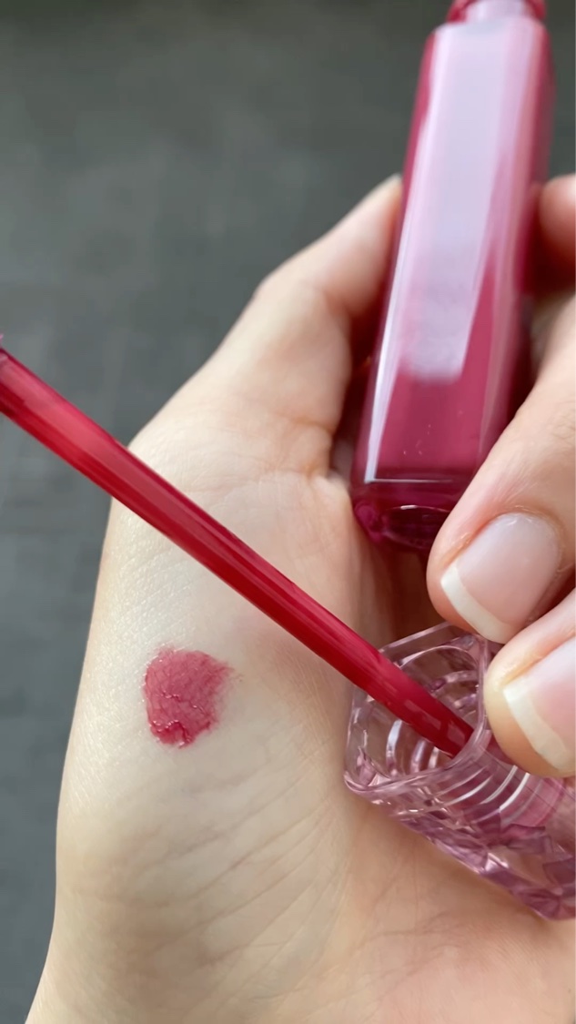 グロウ フィクシングティント/ETUDE/リップティントの動画クチコミ1つ目