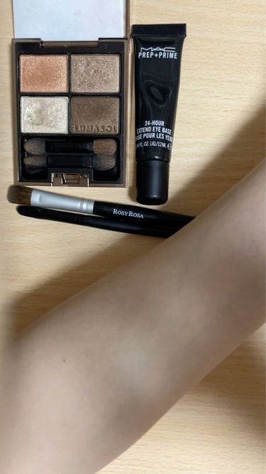 mac
PREP + PRIME 24-HOUR EXTEND EYE BASE

アイテムの追加に失敗して、編集できないので上げ直します😢😢😢
優秀と噂のmacのアイベース🪴
買いました🥰
塗り方を教