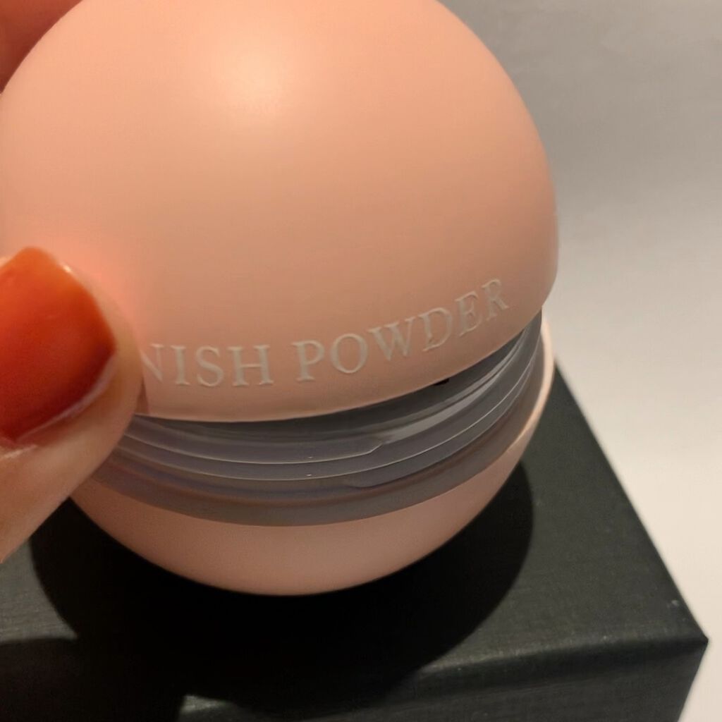 MOOLDA フィニッシュパウダーのクチコミ「ムルダ の フィニッシュパウダー
見た目が可愛いすぎ。
コロンとしてて見た目が桃ちゃん。
そし.....」（1枚目）