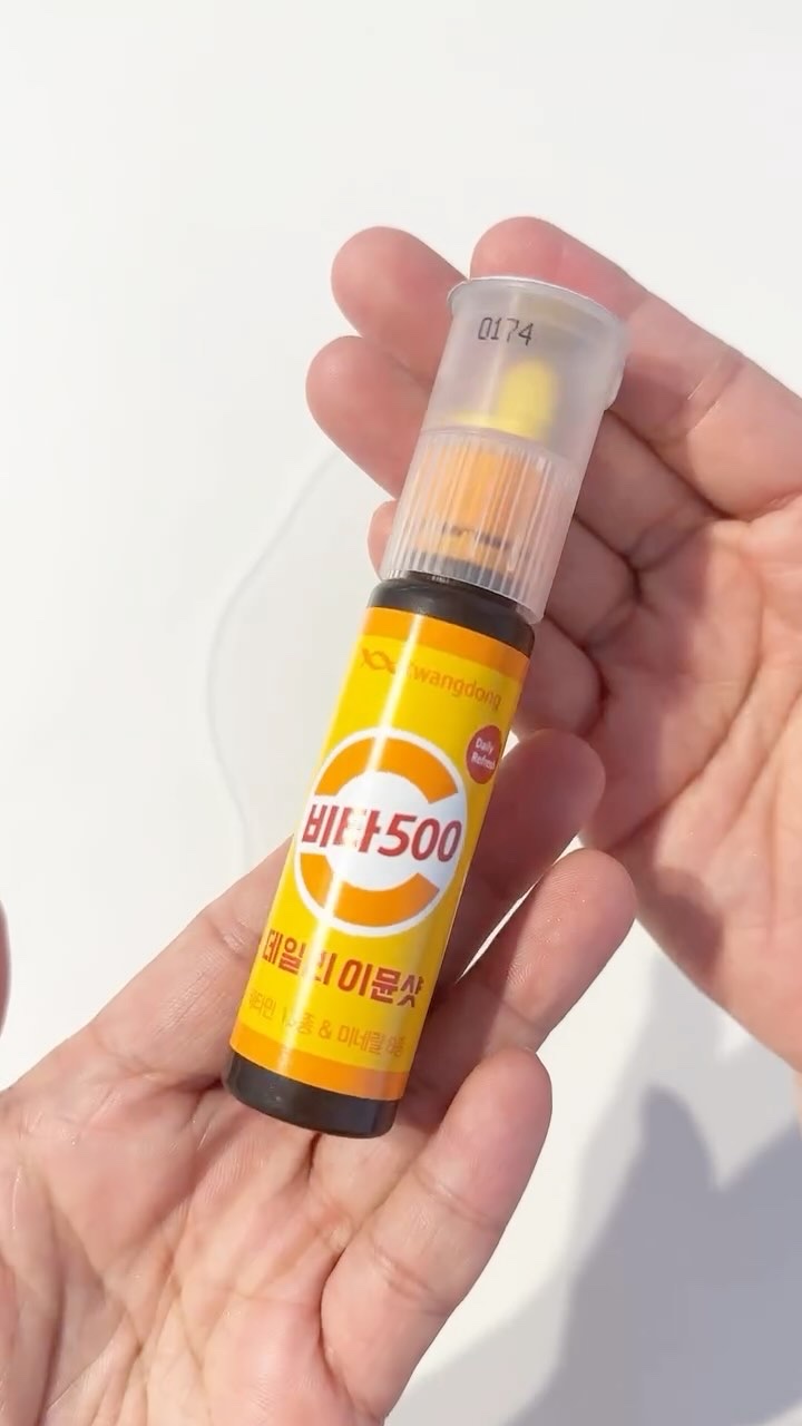 韓国アイドルが愛飲してる事で人気となった 錠剤剤がビタミン剤に付いているこちら！
 前から気になっていたので 初めて飲む時はドキドキ💓
ワクワク🫶🏻
 味は甘くて美味しいピーチ味で 少しとろみがある
 錠剤は少し大きめな印象😳 ドリ