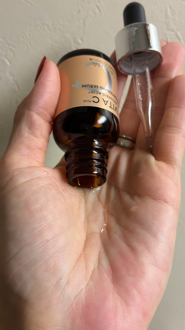 MISSHA ビタC ブライトニング セラム
　
使い切り。

少しとろみとオイル感のあるテクスチャー。
柑橘系の香りがふわっと香って心地良かった〜🍊
オイルっぽくシットリするのに、
時間が経つとサラサラになって、浸透した気がする〜。

